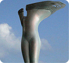 דגם פסל אנדרומדה בכניסה לנמל