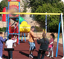 ילדים משחקים בגן השניים