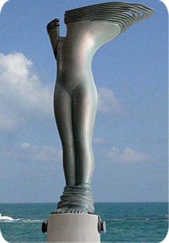 דגם פסל אנדרומדה בכניסה לנמל